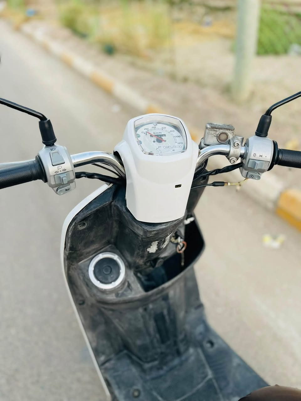 السلام عليكم
ماكس بوليسي
لايت امامي خلفي 
سكن عالي ناصي 
اشاير يمنه يسره دبل 
سلف هندر كهربايات كلها شغاله 
بوشه ٥٠بلاد 
سعرها 800
مكاني ناصريه مركز 
موبايل ‭***********
