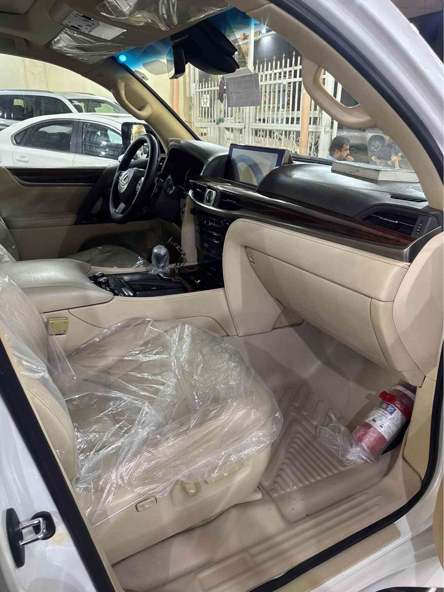 سلام عليكم 
لكزس LX5700  فول مواصفات 
موديل 2019
سيارة بدون نكراش سيارة استعمال اربيل 
رقم اربيل بسمي هزة وفحص جديد 
بصمات اثنين مع كارت 
مواصفات لكزس معروفة فول فول للاخير  سيارة داخل بيجي 
 *********** موجود بي واتس اب
*********** النجف, العراق
