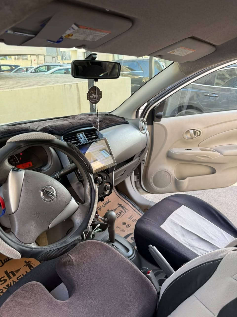 السلام عليكم نيسان سني الهندي ٢٠١٩ بليته زركه محرك مكفول كير مكفول السياره مكفوله من ضربه وصبغ فقط بيها قطعه وحدة بارد 
  ماشيه ١٦٦ الف وقابله للزياده تبريد ثلج + تدفئه
*********** 
السعر ٩٥
