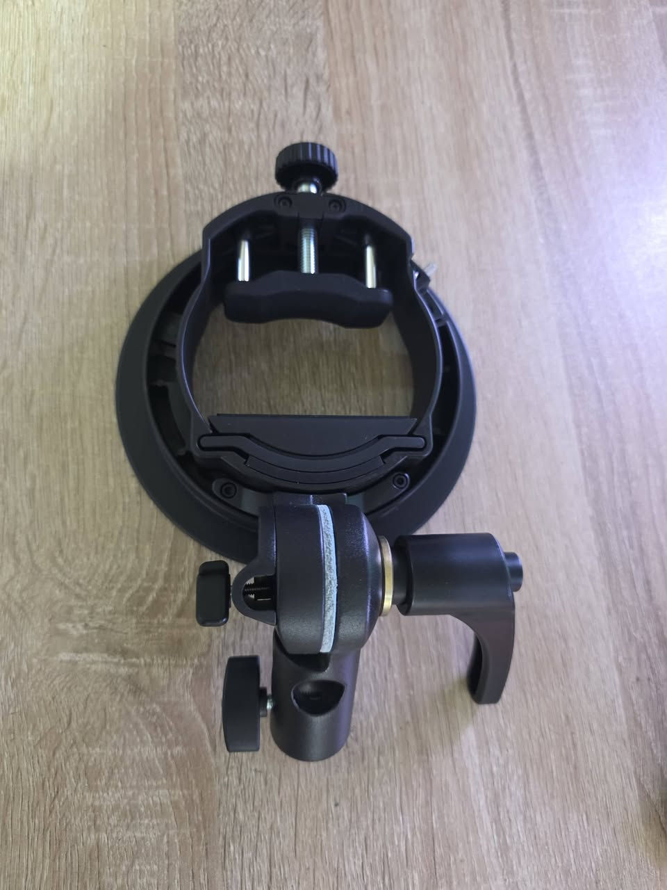 حامل فلاش Godox S2 Speedlite Bracket الذي يتيح لك تركيب وحدات الفلاش الصغيرة وخارج الكاميرا على إكسسوارات إضاءة ذات قاعدة بوينز (Bowens Mount
السعر 20شامل التواصل ع الرقم ***********
