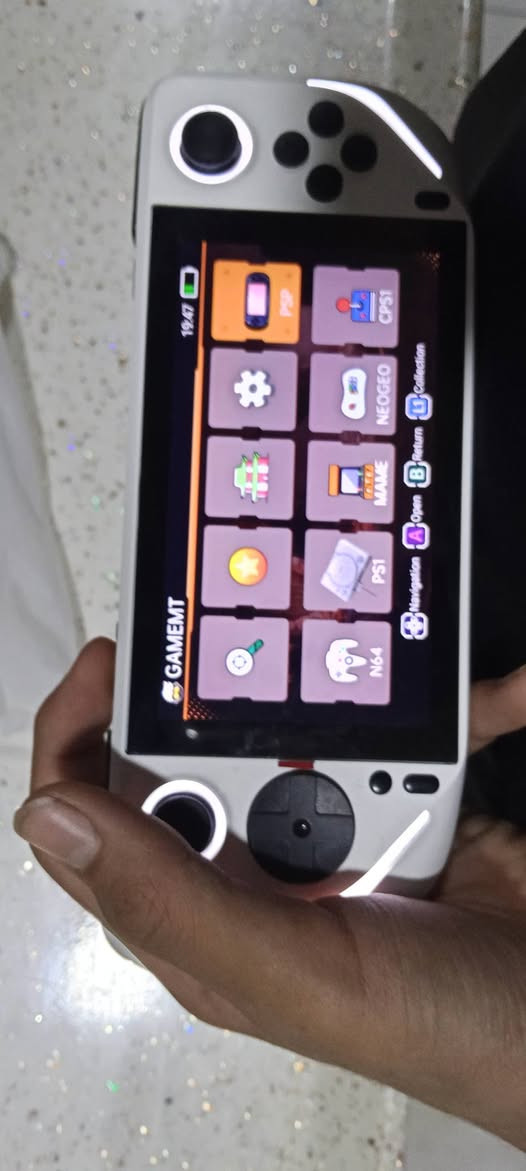 شوفلي هذا جهاز محمول 
e6
بيه كلش هواي محاكيات 
مثل ps1
psp 
atari 
sega وبعد كلش هواي
جهاز بي اضائه كلش جميله وناسكه 
قطعه مرتبه وحلوه ولوك ستيكر 
سعره 65 
متوفر توصيل لجميع المحافظات ***********
