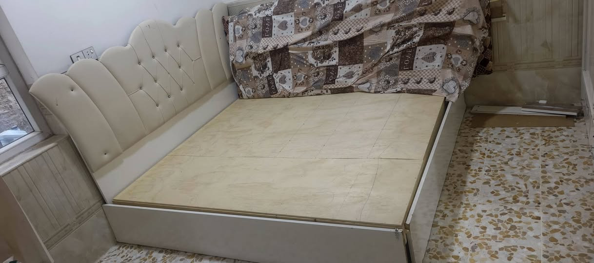 سلام عليكم للبيع غرفة نوم تركي مستعمل داخله مربع خشب عراقي أصلي الاستفسار علق بتم اجيك خاص أو خابر 
‏‪***********‬‏

