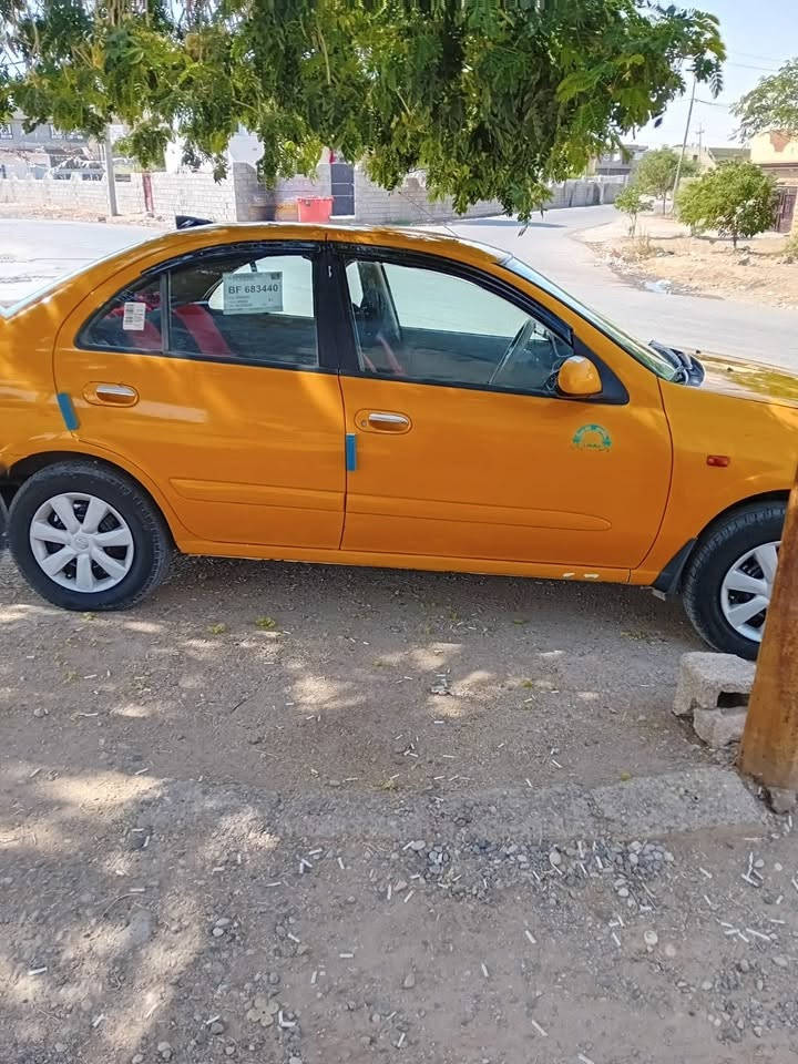 نيسان سني ياباني موديل ٩ بسمي رقم انكليزي وهزه جديده السياره كل عيب مابيهه موبايل.  ***********  والسعر ٨٠ ورقه قابل للتفاوض
