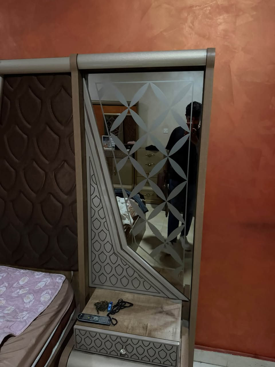 السلام وعليكم 
عندي هاي الغرفه للبيع 750 
جديدة بس كنتورهاا يرادله سجة 
مكاني شارع فلسطين تقاطع الصخرة
***********
