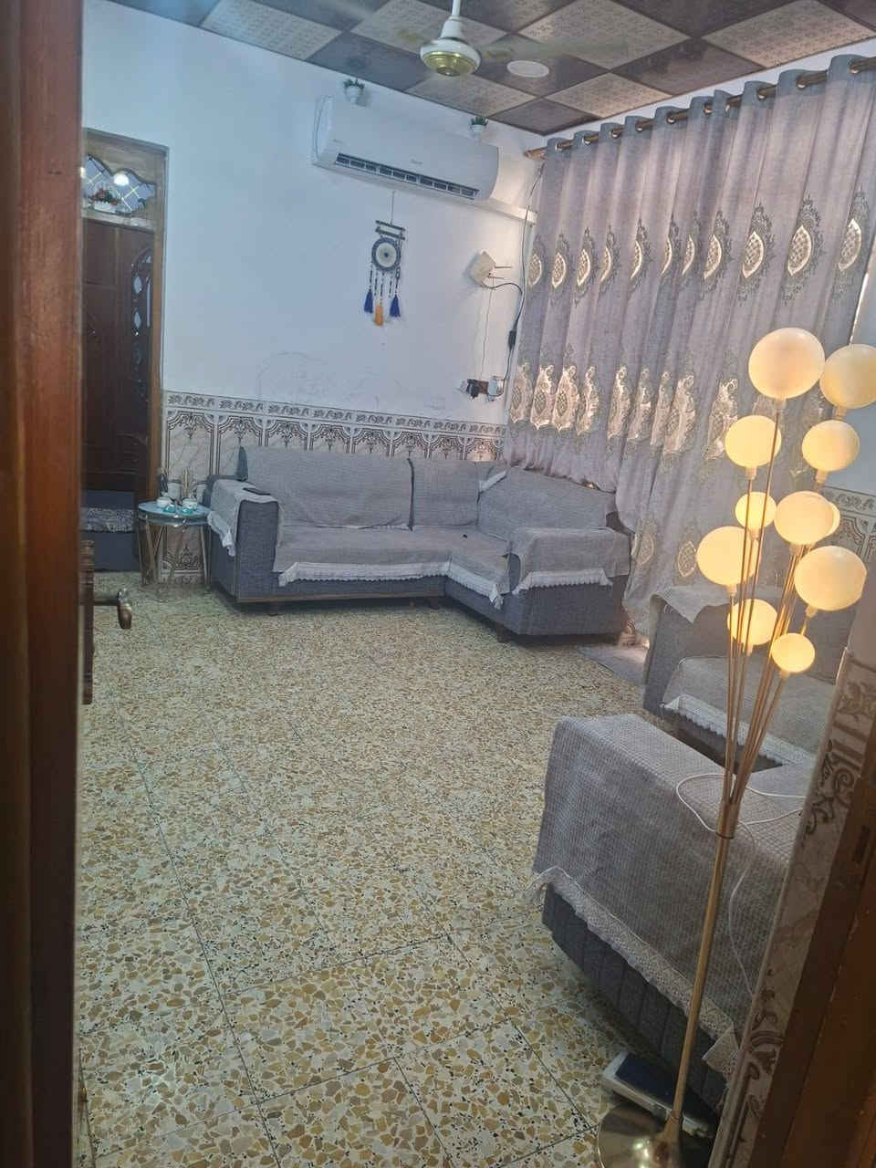سلام  عليكم بيت 100 م يتكون من استقبال وصاله ومطبخ وغرفه وتخاريج زراعي موقع نهايه شارع الإطفاء قريب ع شارع *********** للتواصل
