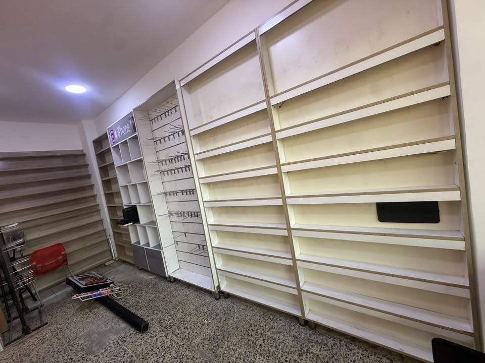 فاترينات للبيع كلهن على متر فقط الواجهيه 240 عرضه كلش نضيفات للبيع مكاني البنوك ***********
