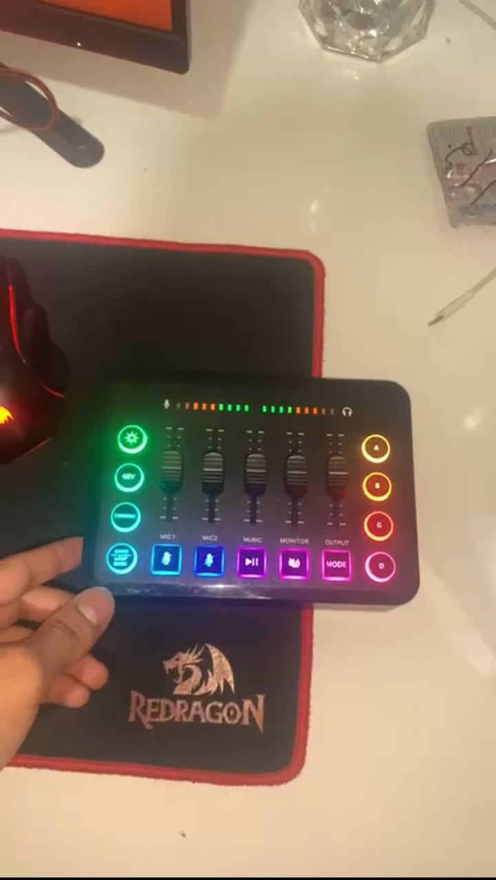 مكسر للبيع جدا مناسب
تغيير اصوات وصدى وبي هواي امور مناسب للبثوث والالعاب وينربط للايباد والموبايل والاجهزة pc او بلي 
منافذ حديثة تايب سي و اواكس و xlr 
من ارقى الميكسرات انصح بي عن تجربة شخصية مستخدم اسبوع فقط 
للبيع 35 الف توصيل لجميع المحافضات  5 الاف 
التزاصل خاص او واتس ***********
