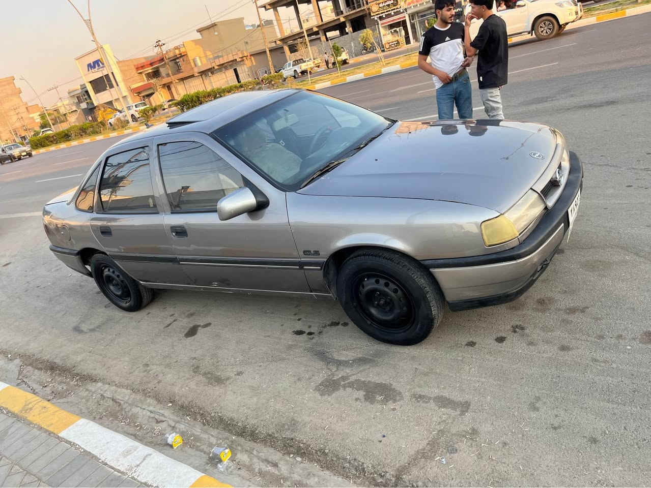 سلام عليكم 
اوبل موديل ١٩٩٢
حجم ١٨
بدون ضرر 
تايرات جديد 
كهرباي كلة شغال 
سقف سلايت 
قفل مركزي 
كير محرك شرت 
سيارة مال جناي جاهز 
سعر 35بيها مجال 
*********** كركوك, العراق
