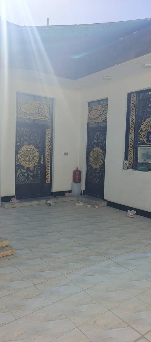 بيت للبيع 200متر شارع المهندس الجهه اليسره البيت يتكون من
استقبال 
غرف نوم عدد2
صاله
حمامات داخليه وخارجيه
مناور 2
طارمه جبيره 7*5
للاستفسار رقم صاحب الدار ***********
