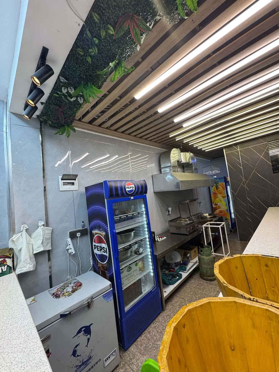 للبيع
مطعم ( بيت الفلافل)
مطعم جاهز بمعدات واجهزة غذائية وسل استيل مختص بالفلافل والبركر والمطعم شغال حالياً 
العنوان مدينة الصدر مقابل مستشفى الحبيبية 
السعر ١٠ مليون
