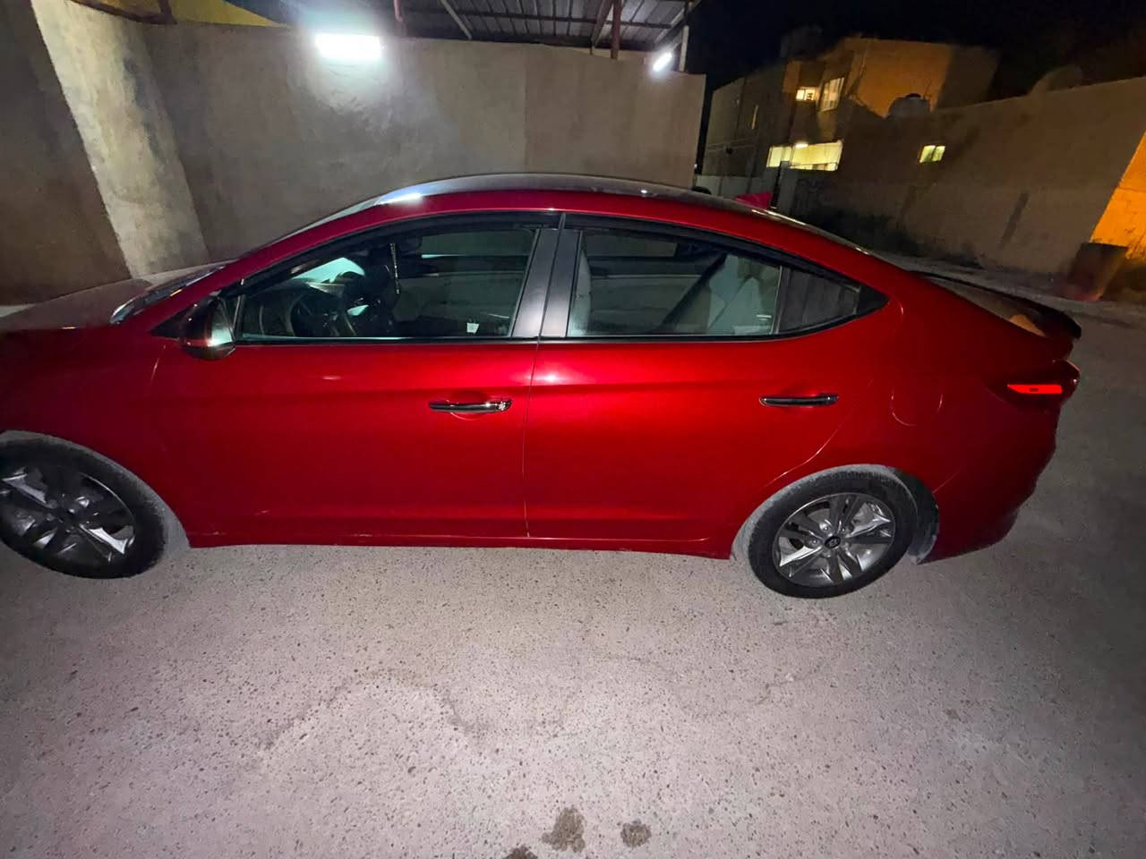 سلام عليكم.. للبيع 
  هيونداي إلانترا (Hyundai Elantra).
 الموديل: 2018.
 الفئة: SE (وارد أمريكي).
 الممشى (المسافة المقطوعة): 69,500 كم فقط (
 المحرك: 2.0 لتر (2000 سي سي) دوش (DOHC)، 4 سلندر، .
 الكير (ناقل الحركة): أوتوماتيك 6 سرعات مع خاصية التحكم اليدوي (تبترونك).

داخلية مخمل بلون بيج .
 تحكم ستيرنج كامل (جهتين) يشمل تحكم بالصوت ومثبت سرعة (Cruise Control).
 نظام قيادة متعدد الأنماط (Drive Modes): اقتصادي (Eco)، رياضي (Sport)، واعتيادي (Normal).
 شاشة معلومات قياسية بالدشبوول لعرض كفاءة الوقود وصيانة السيارة.
 مانع انزلاق (Traction Control) ونظام مكابح ABS.
 حساس إطارات ذكي.
 مصابيح أمامية عدسات هالوجين 
السعر 12700$(127ورقه)
الحادث معروض بالصور
رقم التواصل ***********
