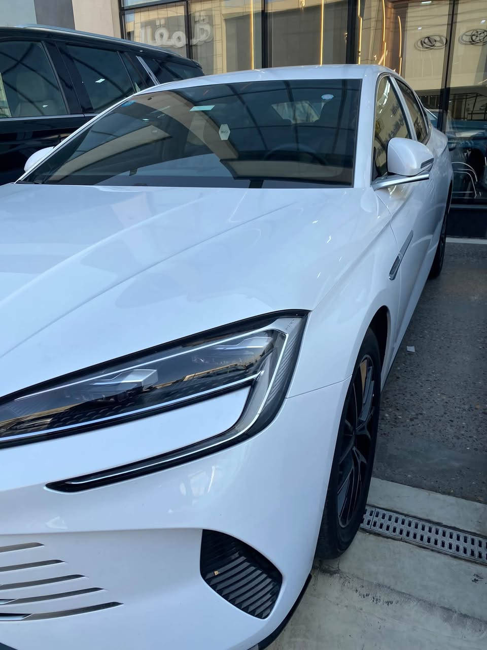 BYD SEAL 7 DM-i
🚘 المحرك والأداء

المواصفة التفاصيل

النوع سيدان Plug-in Hybrid

النظام DM-i 4.0

محرك البنزين 1.5 لتر

القوة الكلية 270 حصان

التسارع 0–100 7.9 ثانية

ناقل الحركة EHS كهربائي هجين

الدفع أمامي

المقاعد 5

🔋 البطارية والمدى

المواصفة التفاصيل

نوع البطارية BYD Blade LFP

الشحن Plug-in

المدى الإجمالي حتى 850 كم WLTP

القيادة الكهربائية تختلف حسب نسخة البطارية والسوق

📏 الأبعاد

المواصفة التفاصيل

الطول 4,835 ملم

العرض 1,900 ملم

الارتفاع 1,495 ملم

قاعدة العجلات 2,790 ملم

🛋️ التجهيزات

 • شاشة وسطية 15.6 إنچ

 • شاشة عدادات رقمية

 • مقاعد جلدية

 • مقاعد أمامية كهربائية

 • تكييف أوتوماتيك

 • شحن لاسلكي للهاتف

 • Apple CarPlay / Android Auto

 • دخول وتشغيل بدون مفتاح

🛡️ الأمان

 • 13 وسادة هوائية

 • DiPilot Level 2

 • مثبت سرعة متكيف

 • AEB كبح طوارئ

 • FCW تحذير اصطدام أمامي

 • مراقبة النقطة العمياء

 • تحذير ومساعدة البقاء في المسار

 • كاميرات وحساسات

📞***********

 

🛑بغداد البياع
