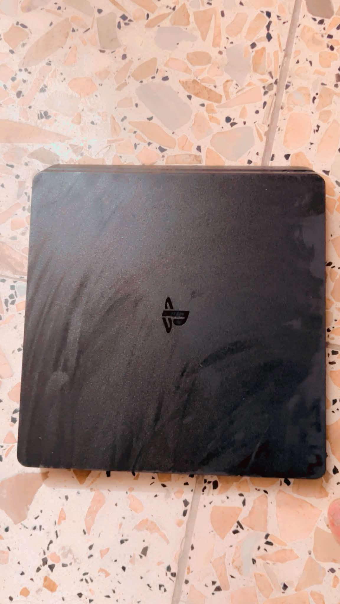 Play 4 (ps4) للبيع وياه دركسون  للاستفسار : *********** / ***********
