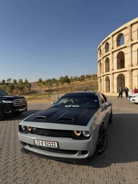 للبيع دودج تشالنجر سكات باك 🐝 الموديل: 2022 المحرك: 6.4 ) اللون: سمنتي...