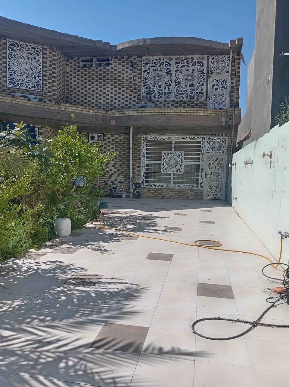 دار ٤٠٠ م للبيع الموقع شارع الفلل خلف بيت الشيخ البهادلي بيع او مراوس علماً البيت طابوا زراعي سند ٢٥ مصدق من محكمة الكوفة المقدسة بناء درجة أولى طابقين الطابق الأول يحتوي على كراج سيارات وحديقة كبيره وصحيات خارجية واستقبال كبير وصاله كبيره ومطبخ كبير وصحيات داخلية كبيره مع غرفتان نوم كبيره مع مناور عدد ٢ مع درج دائري الأرضية بورسلين وسيراميك السقف جمس بورد كونكريت مسلح صب درجة أولى اما الطابق الثاني يحتوي على شقق أثنان عباره عن سويت كل واحده منه غرفه وصاله وتخاريج و بلكونه علماً أن البناء حديث صب والأرضيه بورسلين وسيراميك للجادين الأتصال على الرقم ***********
