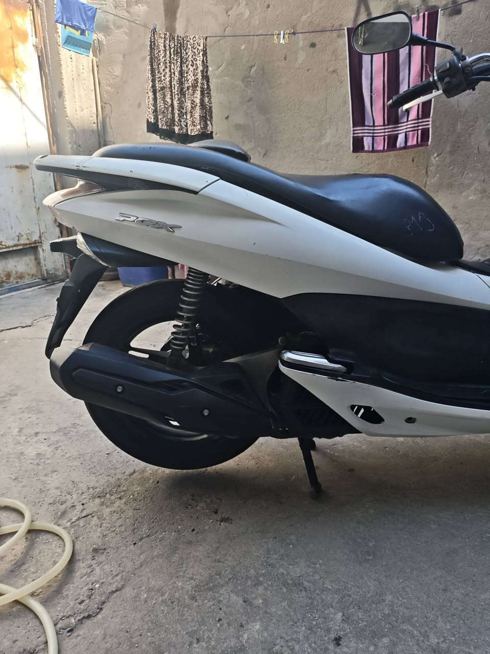 Pcx جيل اول للبيع ياباني
مكينة 125
كفرات بلادية 
كهربائيات كلها شغالة
ماشيه54 ألف 
نقص جامه اماميه فقط 
السعر 1200 وبيها مجال 
بغداد مدينة الصدر 
للإستفسار: ***********
