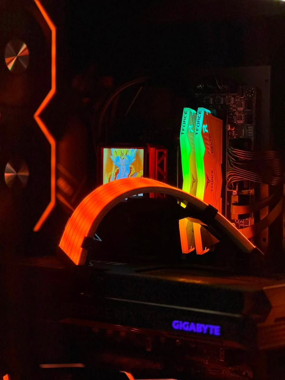 سلام عليكم تجميعتي للبيع 🧡
مواصفاته :
كرت شاشة:   RTX 4070 TI GIGABYTE GAMING OC 

المعالج: INTEL CORE I7 13700kf

المذربورد: MSI Z790 PRO TITANIUM

الرامات: T FORCE DDR5 32 GB (2*16) 6000

التخزين: LEXAR SSD M.2 1TP + 512GB NM620

الباورسبلاي: PSU DEEPCOOL 850W GOLD 

المبرد: Thermalright Frozen Warframe ULTRA 360 ARGB Black(شاشة)

الكيس: GameMax Vista BK (Black) Panoramic Glass+ ARGB Extension Cable

التجميعة قويه كلش واداءه خرافي 
تشغل 4k على اعلى اعدادات وتنطيك بين 85-110 فريم بمختلف الالعاب القوية🧡

🛑
سعر الكيس : (مليونين و500 الف)

ملحقات اضافية : 
 •شاشة سامسونك g7 28 inch
4k ips 144hz 

* شاشة لينوفو بدقة ful hd 
* كيبورد ريد دراكون 
* سماعات محيطية شركة كورسير 
* جويستك بلي 5 اصلي 
* 2 جويستك بلي 4 اصلي مع حافظات 
* يو بي اس اون لاين 1kv ضمان سنه مستخدم اسبوع 
* كرسي كيمنك مستعمل قليل جداً مريح وماركة 
* ميز كيمنك قياس 140 في 60 باضاءة ليد جانبية وتكدر تتحكم بارتفاعه يدوياً 
* اضاءه سيت اب فوق الشاشه 
* اضاءه سيت اب عامودية متحركة تتركب بالميز 
* ملحقات اضافية خاصه بلاضاءه 

سعر كامل التجميعه مع الملحقات ((3 ملاين و800 الف ))

كل كراتين التجميعة موجودة 
وايضاً الملحقات بيها كراتينها حتى الكرسي

عنواني النجف 
***********
