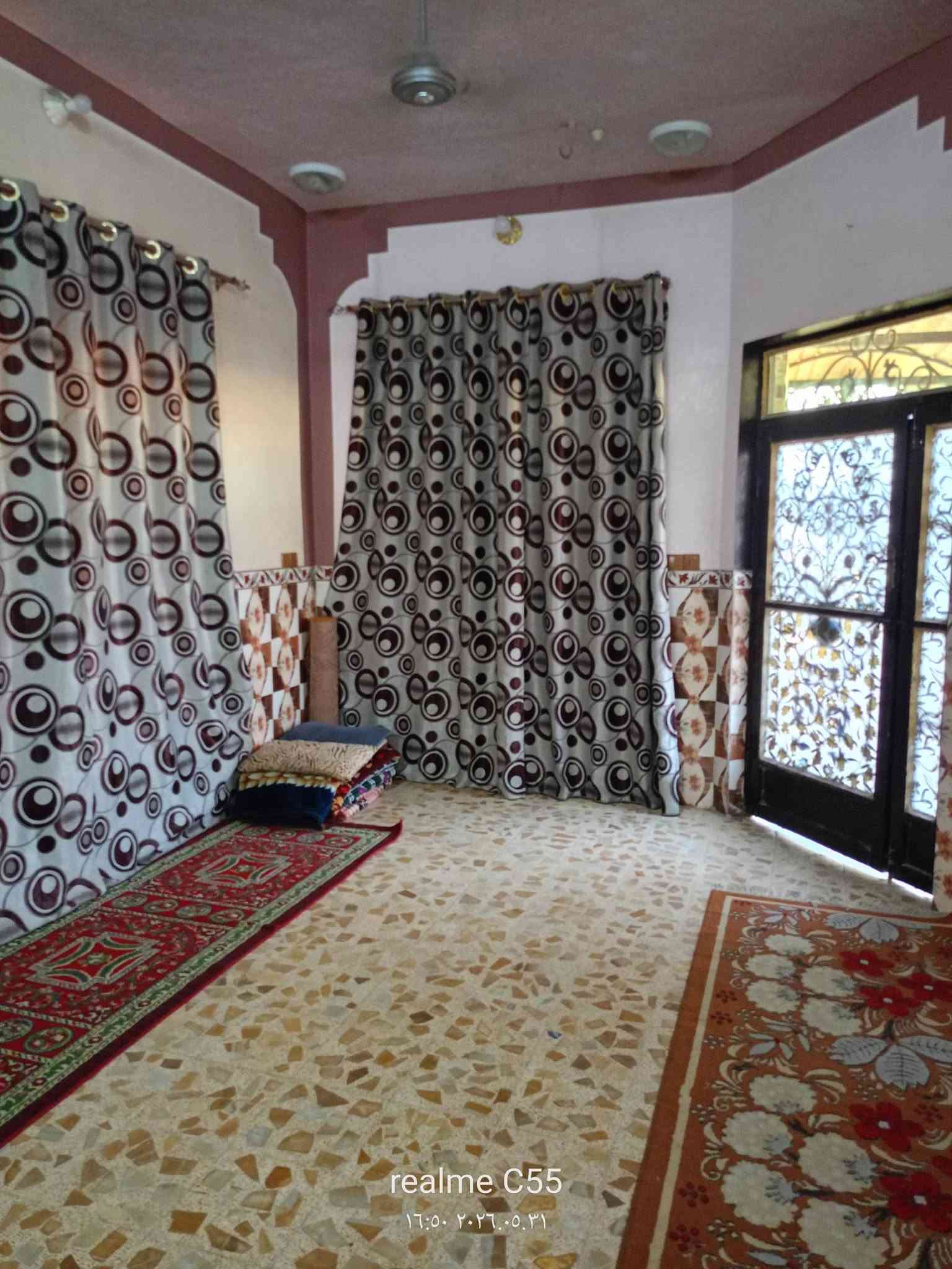 يا الله يارزاق بيت للبيع ماليه المساحة 275 على ساحه يتكون من غرفتين استقبال مطبخ صاله كبيره صحيات داخليه وخاريه وبي محل اسواق شغال كافة الخدمات موجوده ماء كهرباء مجاري تبليط ارصفه مشمول بالطابو ومرقم من البلديه وبي وصل معامله العنوان حي الامام منطقة خويلد قريب من شارع النجف تقريب 100 متر قرب الجامع قريب من الأمام الحمزه السعر 90 وبي مجال للشراي ***********

