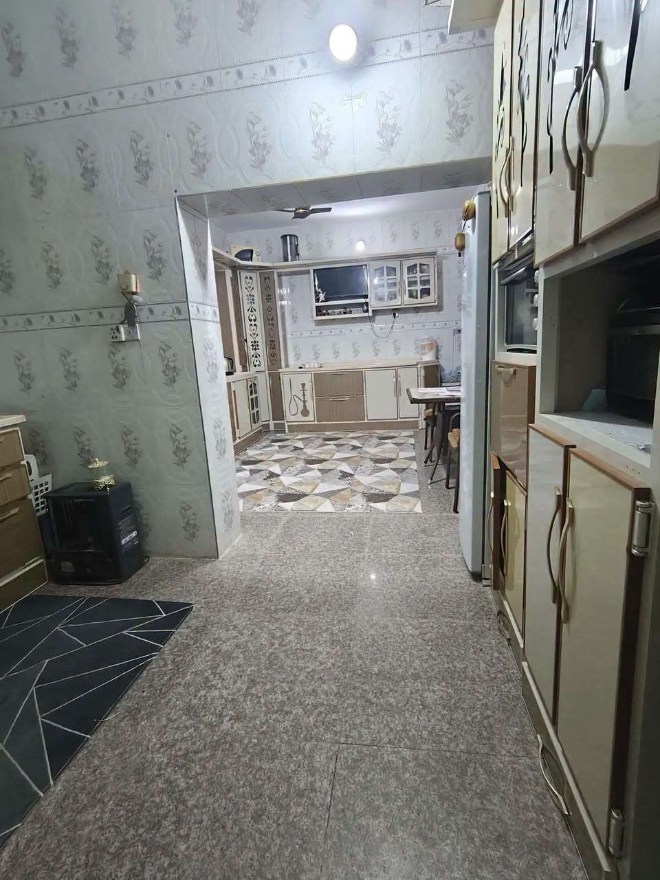 بيت للبيع أو مراوس :-
طابقين طابو صرف المساحة 300م موقع ممتاز.في أبي غرق بداية حي السلام على التبليط مباشرةً يبعد عن شارع الإمام حوالي 30م .السعر 195 مليون وبي مجال للشراي..يتكون من:-
الطابق الارضي ..غرفتين نوم ، صاله ، استقبال ، مطبخ حار وبارد ، صحيات  ، كراج مع حديقة ، ممر حول البيت ، 
الطابق الاول غرفتين نوم ، صالة ، صحيات ، سطح.. للاستفسار الاتصال على الارقام التاليه:-
***********
***********..واتس ٱب
