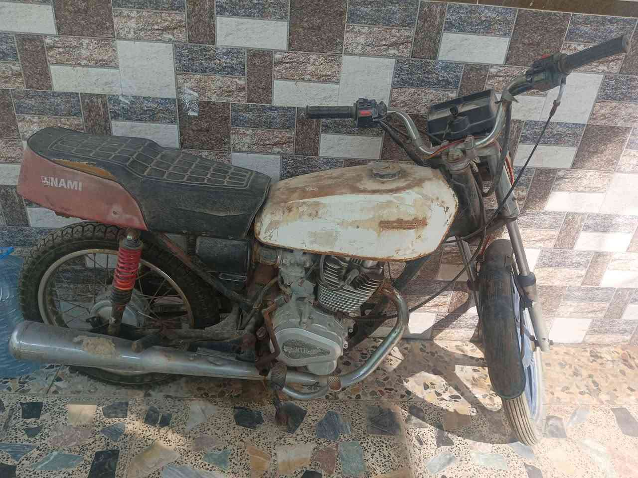 السلام عليكم.. دراجه بارت صيني بيهه محرك ستوته خمسه كير كلش نظيف . الدراجه اوراق باسمي.. رايدهه ب300 مكاني الجزيره.. ***********
