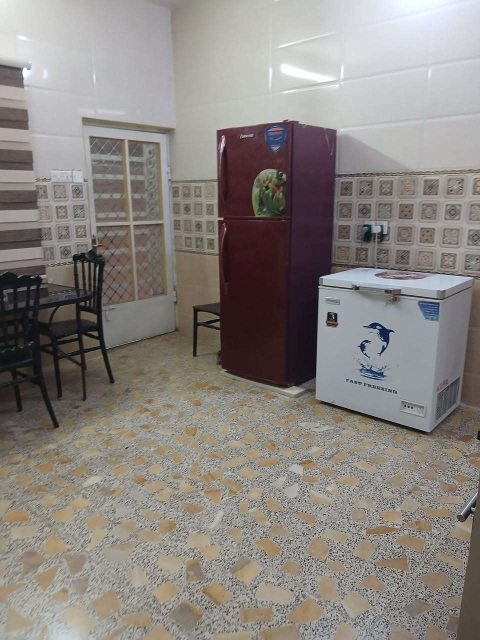 الدار للبيع ٢٠٠م حي الجهاد الرفاق الأولى خلف الالعاب تجارى شارعه عرض ٢٠ واجهة ١٠  نزال ٢٠  البيت سند مستقل باسمي مباشر طابقين مسلح بناء كلاسك قديم ترميم جديد البيع كامل او تقطيع الى ١٠٠ كل نصف 
بسعر قطعة ارض تفليش 
البيت تجاري  قرب السنتر 
***********  واتساب أو اتصال 
موقع البیت بشارع النجدة مقابل سنتر الحسنين
