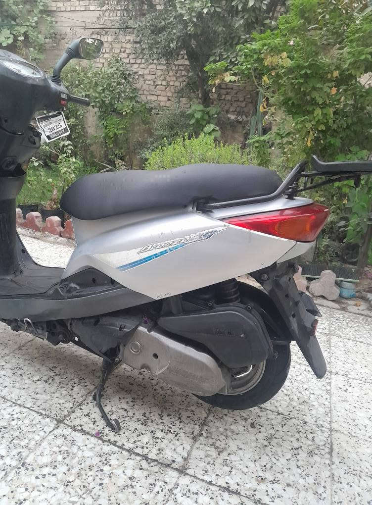 سلام عليكم 
ياماها بغبغاء نوزل خطين ياباني ماشيه ١٥ الف قبل اربع منزلهه من الرمبه بسمي مكفوله كفاله عامه محرك ناعم لا نضوح لا صوت لا تبخير كفرات بلاديه ختم واحد كهربائيات كلهه شغاله مبيهه برغي نقص جيب وياك فيتر وتعال افحص مكاني بغداد السعر ٨٥٠ الف ***********...ملاحضه الكفر الامامي بي شخوط كد شبر وصبغتهه كد شبر بغداد, العراق

