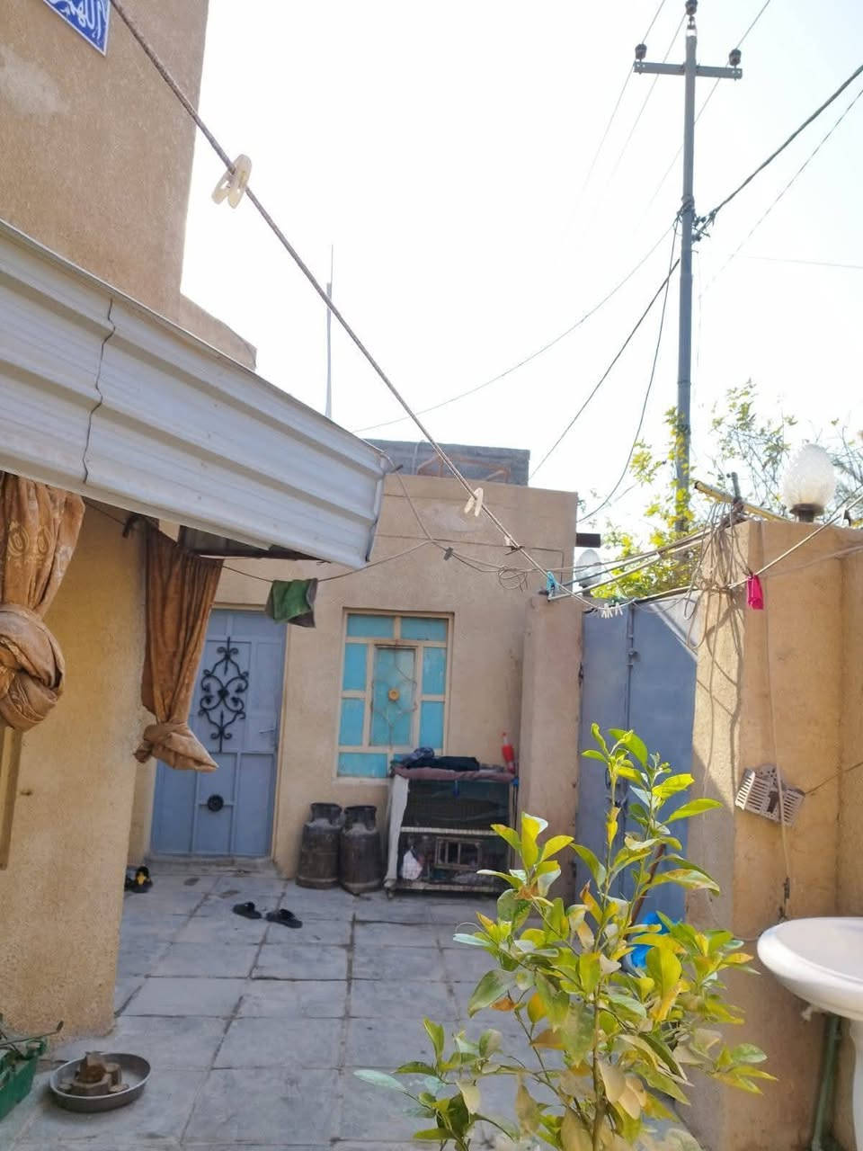 بيت للبيع النجف ابو صخير المناذرة  طابو صرف
مساحة150 ( استقبال وصالة وغرفتين ومطبخ حار وبارد ومساحة خارج البيت مع الصحيات
‏‪***********
