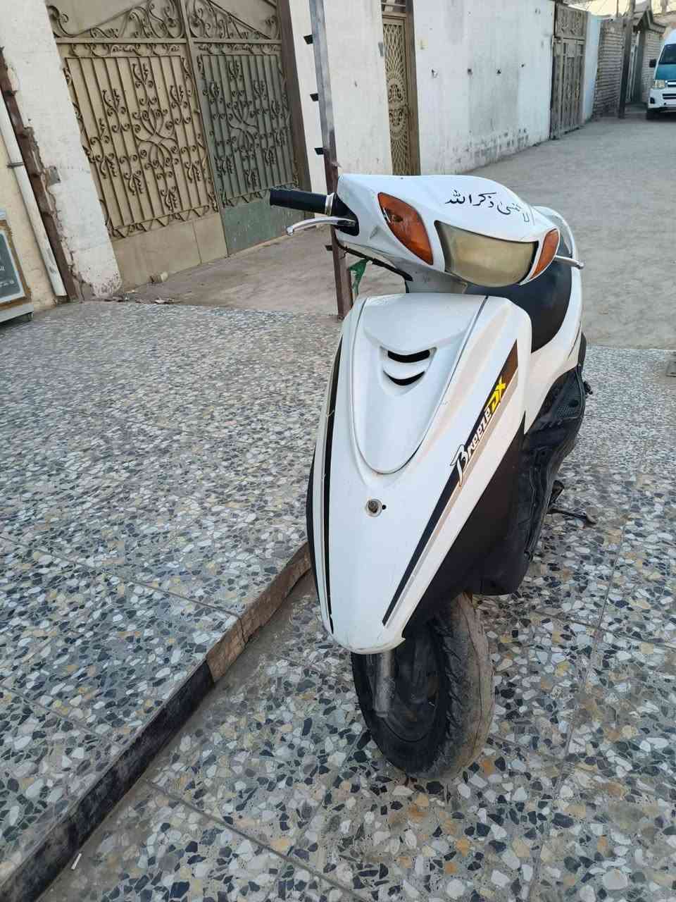 دراجه بريز مثل ما موضحه بصور دراجه نضيفه ما ناقصه شيء سعر  500. عنوان بغداد حي البتول رقم  ***********
