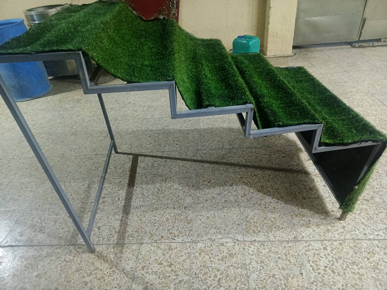 ميز عارضه • مدرج • نضيف