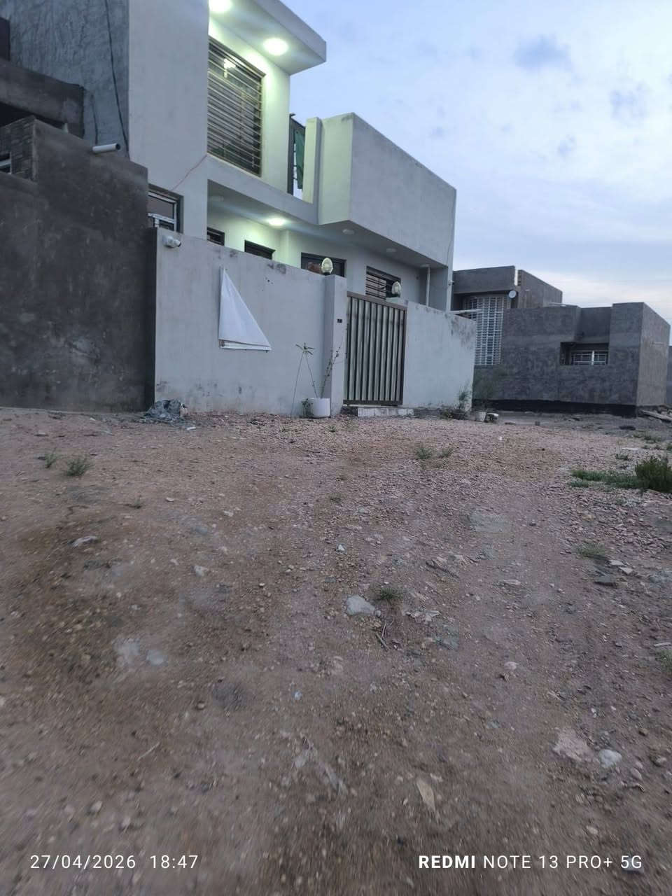 السلام عليكم
دار سكني للبيع مساحه ١٠٠م مربع ١٠*١٠ 
تفاصيل البيت ،
نوع الجنس طابو زراعي سند٢٥
البناء طابوق 
السقف والدرج صب كونكريت مع الوساده ومرد ماء
الارضيه بورسلين 
عمل البيت درجة اولى 
الشبابيك حديد من النوع الثقيل 
صبغ البيت من الخارج والداخل من نوع جوتن مع الضمان،،،
موقع البيت قرب مزار العلويه شريفه ع ثاني قطعه عن التبليط التجاري 
التفاصيل أكثر الاتصال بالرقم ***********
