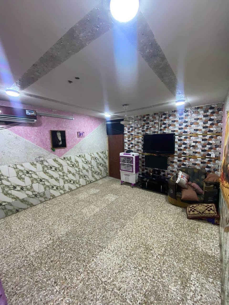 دار للبيع مساحته 90متر طابقين جاهز بي استقبال ومطبخ وترك خارجي وثلاث غرف نوم وحده جوه وثنين فوك وبيتونه وثلاث صحيات واحد فوك وثنين جوه واحد خارجي وواحد داخلي سطحين واحد ليوره واحد ليكدام 
العنوان الثعالبه ال10 الاف
لتواصل ***********

