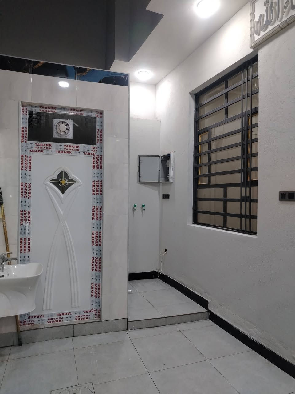 دار للبيع  زراعيخنيطله شارع الكراج قرب الحمداني 100 متر مربع
1🌹 بناء حديث جاهز من كلشي 
2 🌷 استقبال
3🌺 صاله
🍃 غرفة
🌭 مطبخ
 🖼️ صحيات�
🚿 داخليه وخارجية 
🧱 ساحه مرتبه
4🌸 تانكي ماطور مغاسل سطح شتايكر
5🌻 تصميم كامرات  نت  واجه فوم التركي
 6🌺 كافت الخدمات ماء كهرباء مجاري 
7💮 السعر 68 اوبيه مجال بسيط إستفسار 
8🌺 *********** اكرم الاسدي للعقار
