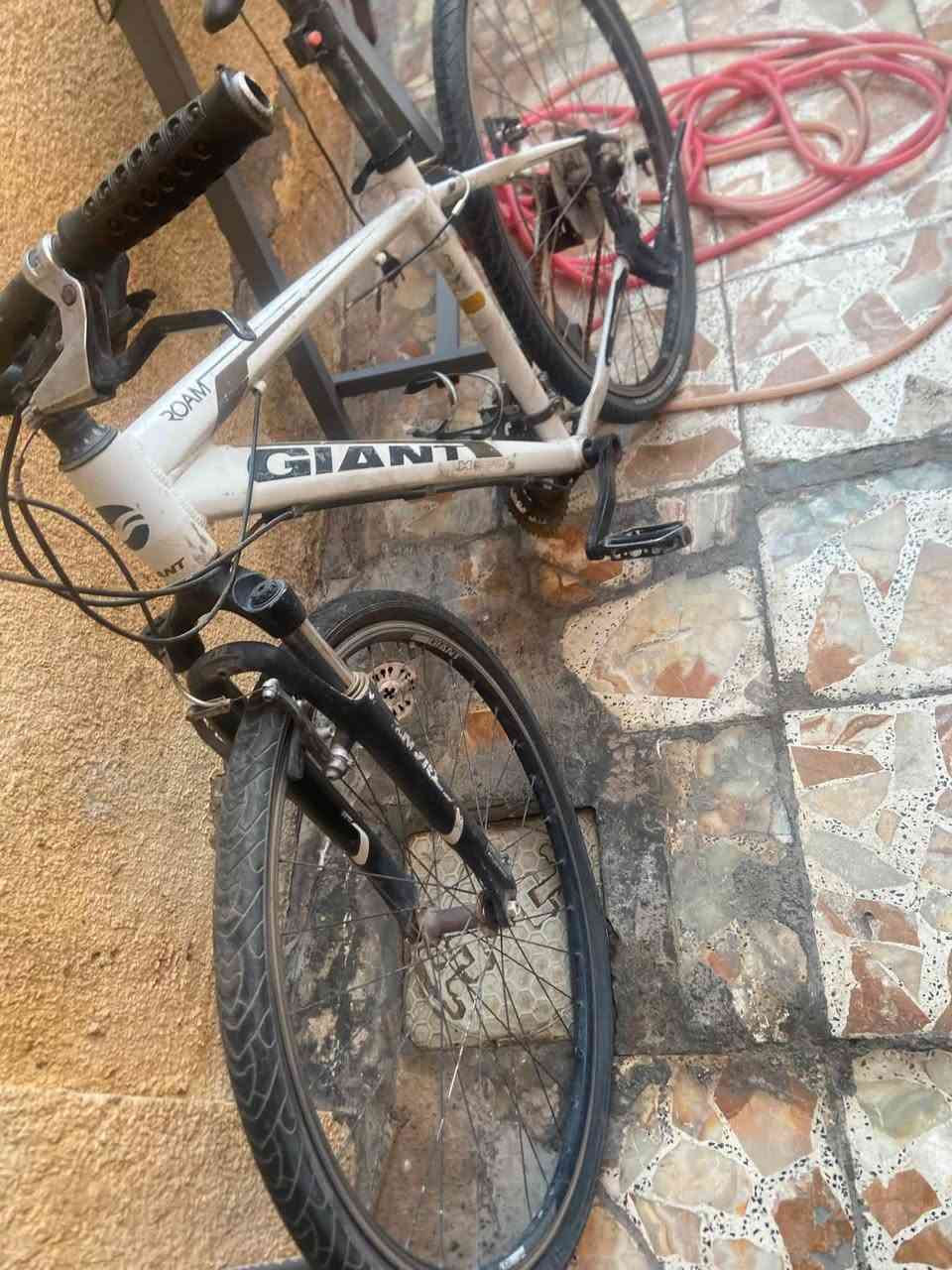 سلام عليكم 
للبيع 
جاينت حجم ٢٧ ونص
بي تعديلات بسيطة وحاليا يم مصلح باجر يكمل 
عنواني الحرية للبيع سعرة ١٥٠ وبي مجال بسيط 
***********
