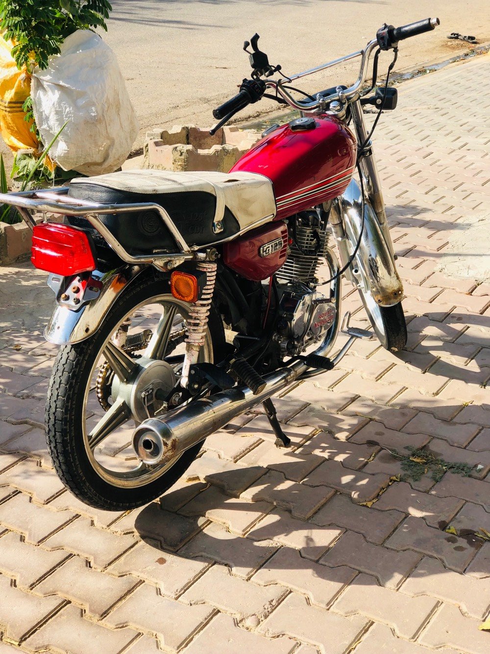 تفضل الإعلان مع إضافة العبارة التحفيزية الأولى بأسلوب مشجع يشد المشتري:
### 🏍️ دراجة روبر 150 للبيع - بحالة ممتازة 🏍️
> **"شغّل وتوكل.. ما تحتاج ولا فلس مصاريف!"**
> 
**المواصفات والتفاصيل:**
 * **النوع:** روبر (CG)
 * **حجم المحرك:** 150
 * **الكير:** 5 كير
 * **حالة المحرك:** شرط (محرك صافي، لا صرف ولا بخار، دراجة خرسة تماماً)
 * **الكهربائيات:** شغالة بالكامل وبدون أي نقص
 * **النظافة:** بحالة ممتازة وجاهزة للاستخدام فوراً
💰 **السعر:** 285 ألف
📍 **العنوان:** كركوك - حي العسكري
📞 **للتواصل والاستفسار:** [***********]