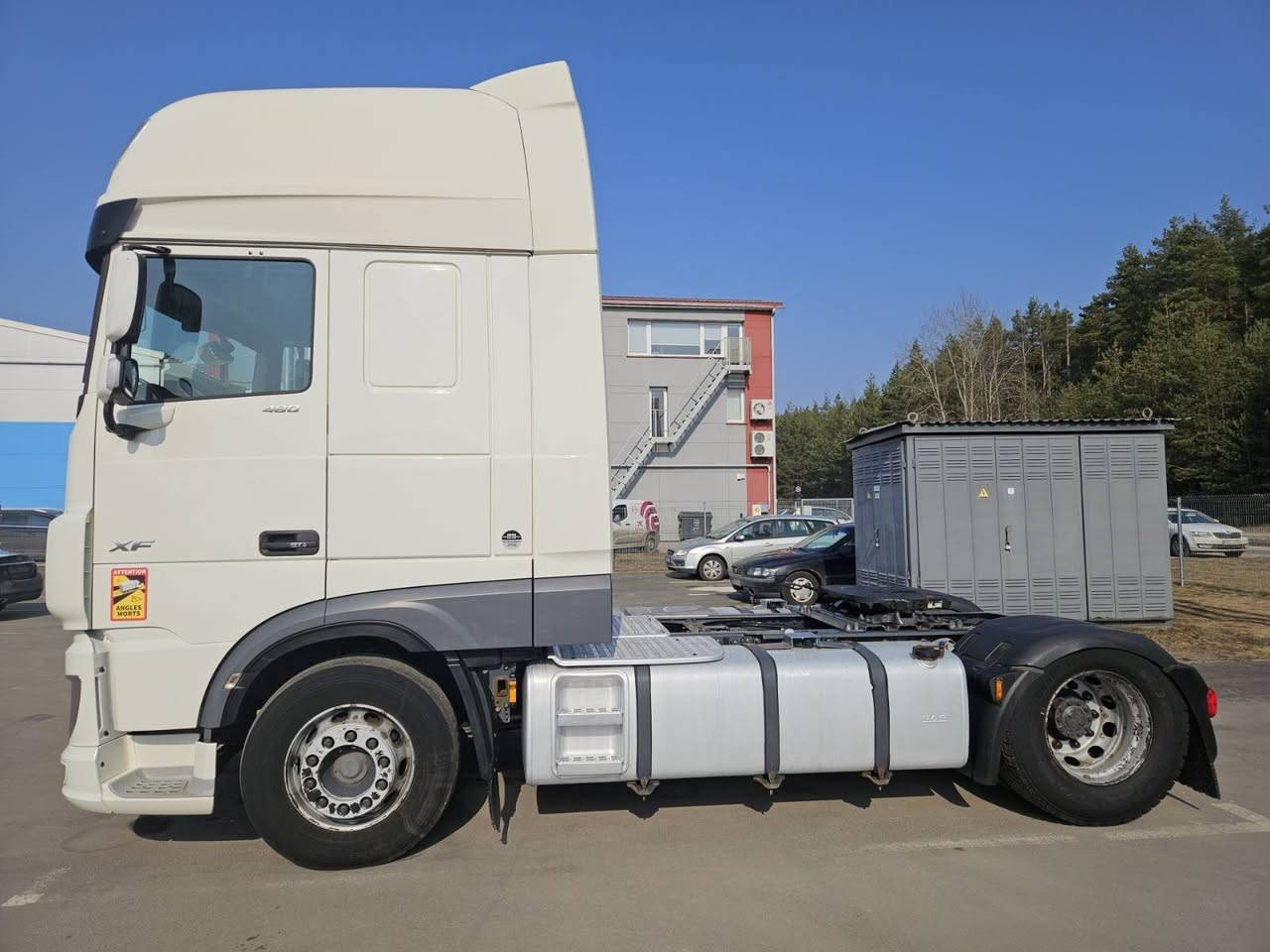 🚛 DAF XF 480 | موديل 2019 🇫🇮➡️🇮🇶
للبيع قاطرة DAF XF 480 موديل 2019، وارد من فنلندا 🇫🇮
السيارة حالية في فنلندا وقريباً تصل إلى أربيل 🇮🇶، بمواصفات أوروبية ومناسبة للعمل والنقل لمسافات طويلة.
🔹 المواصفات:
الماركة: DAF
الموديل: XF 480
سنة الصنع: 2019
المحرك: PACCAR MX-13
القوة: 480 حصان
سعة المحرك: 12.9 لتر
الانبعاثات: Euro 6
القير: أوتوماتيك TraXon – 12 سرعة
نظام الدفع: 4×2
الكابينة: Space Cab / Sleeper
الممشى: تقريباً 926,000 كم
بلد السيارة: فنلندا 🇫🇮
الوصول: أربيل 🇮🇶
⭐ وصف السيارة
قاطرة DAF XF 480 معروفة بقوة محركها واعتماديتها، ومناسبة جداً للنقل لمسافات طويلة. السيارة مختارة من السوق الفنلندي، وتتميز بمواصفات أوروبية ومحرك MX-13 بقوة 480 حصان مع قير TraXon أوتوماتيك.
السيارة حالياً في فنلندا، وقريباً تصل إلى أربيل.
🔍 الفحص والمعاينة متاحان عند وصول السيارة.
💰 السعر
السعر خاص للجادين فقط.
📞 للاستفسار والحجز
***********
***********
🇫🇮 فنلندا → أربيل 🇮🇶
🚛 DAF XF 480 — 2019
فرصة ممتازة لأصحاب النقل والشركات.
