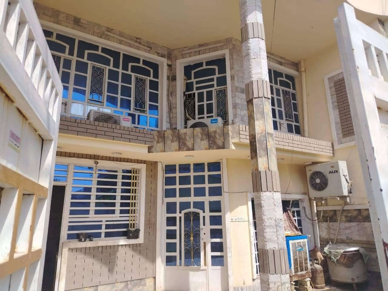 سلام عليكم بيت للبيع 150 متر الواجهة 7ونص الشعلة أم نجم شارع 20 قرب شارع النهر البيت يحتوي على استقبال ومطبخ وحوالي صحيات 3 
6خرف نوم 2جوة و4فوك البيت كامل بسمي تحويل ثاني يوم السعر 250وبي مجال أي استفسار ***********
