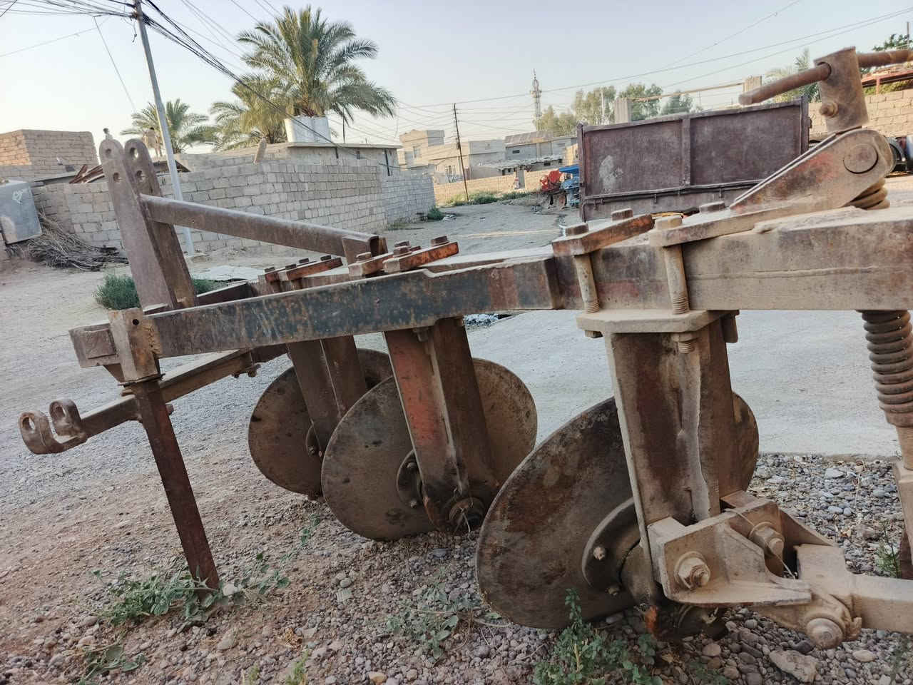 السلام عليكم. دسك ابو ال 3 للبيع نضيف جاهز للشغل طخم بوربرين جديد . الاستفسار ع هاتف. ***********
