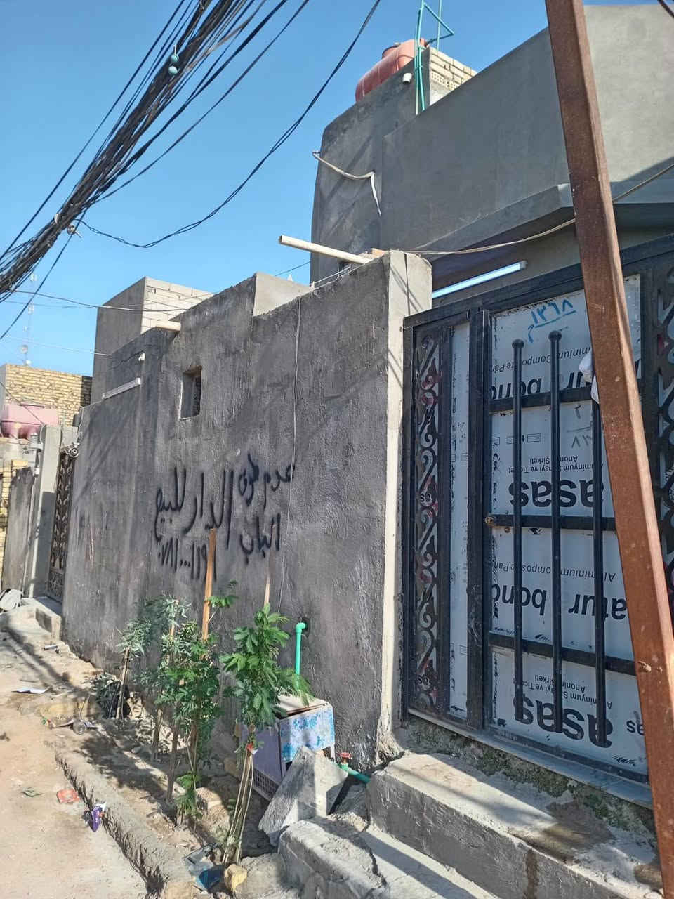 السلام عليكم بيت ١٠٠ متر في شارع المطار الجديد شارع السبيس قرب الدلال ابوسرحان شارع ٨متر جوارين مرتبه ماء كهرباء خط مولده كلشي يباع بسبب الضروف الخاصه
بنائ درجة أولى اساس وسكف صب كونكريت طابوق جمهوري لبخ وبياض ارضيه بورسلين بناء طابق واحد

يتكون من...

غرفه ٥×٥

صاله مفتوحه ع مطبخ مطبخ حار معزول

تخاريج 

بيت مرتب وجاهز من كل شيء  يباع مع الأثاث 

الأثاث......

غرفه اخشاب تركيه ضخمه ملكية 

غساله اوتماتيك 

ثلاجه كبيره

سبالت ٢ جدد استعمال هلموسم فقط

مبردات عدد ٢ 

كاونتر 

طباخ اربع عيون 

بلازما حجم ٣٢

للإستفسار الاتصال 

***********
