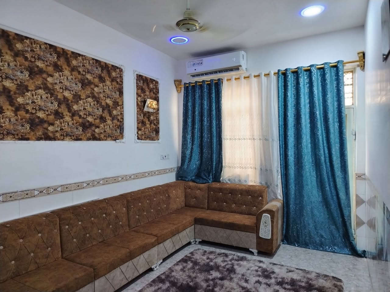 السلام عليكم ورحمة الله وبركاته
من رخصة مدير إدارة الگروب المحترم 

بيت للبيع طابو صرف المساحة ١٠٠ م طابقين يحتوي على ٣ غرف نوم وصالة عدد ٢ ومطبخ وأستقبال وصحيات عدد ٣ وبيتونة مساحتها ٨×٥

البيت جاهز من كل الخدمات

العنوان ميسان منطقة الشيشان الأولى مقابل حسينية الإمام الصادق عليه السلام 

السعر ١١٥ وبيه مجال للطيبين 

للأستفسار خاص أو الأتصال على *********** واتساب.

