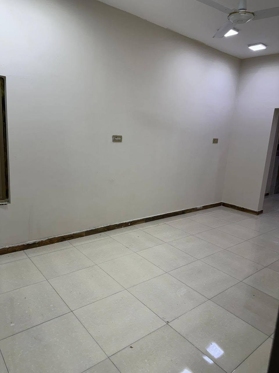 شقة للايجار غرفتين وصالة ومطبخ وحمام طابق اول 
في شارع الوفود قرب كيوت سنتر ومدارس المتنبي الاهلية
موقع ممتاز ومنطقة هادئة 
تتوفر بها خط انترنت وماء حلو وخط مولد
الايجار 600
للاستفسار الاتصال على الرقم 

***********

نص مكتوب في الصور:
- السوق المفتوح opensooq.com