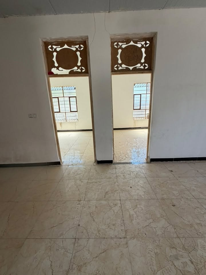 السلام عليكم بيت للبيع السعر40 وبي مجال 
 العنوان. النيل القديم نزلت بحريه قرب مخازن مرجان
المساحه الكليه 200متر طابو صرف زراعي
الرقم ***********
