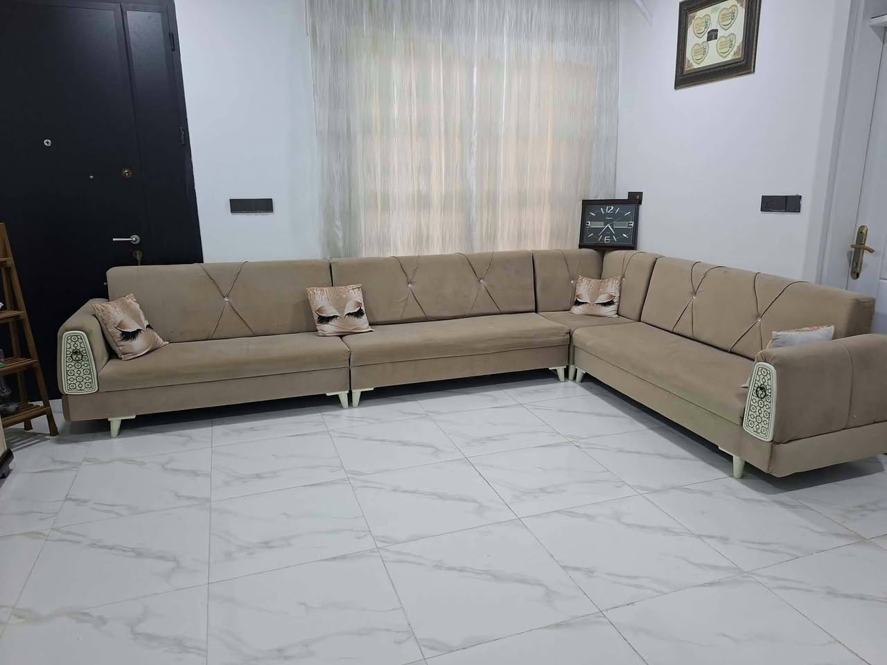 ديوان نظيف • ميز تلفزيون • طبلات