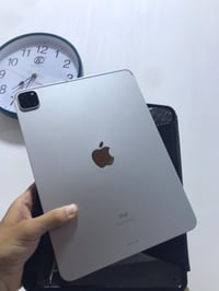 آيباد برو ١١ • ١٢٨ جيجا • شاحن وكفر