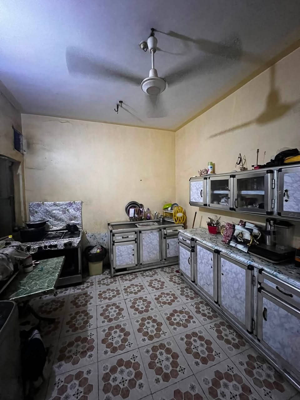 بيت للبيع 100 متر ( مربع 10x10 ) طابو صرف
حي ميسان قطاع 24 .. رابع بيت عن شارع الكيات

يحتوي على طابق ونص

الاول / غرفة صالة استقبال مطبخ مكشوفة
صحيات داخلية وخارجية وطارمة

الثاني / غرفة صالة صحيات

السعر 113 مع المجال

للاستفسار *********** مكتب القلعة للعقارات
