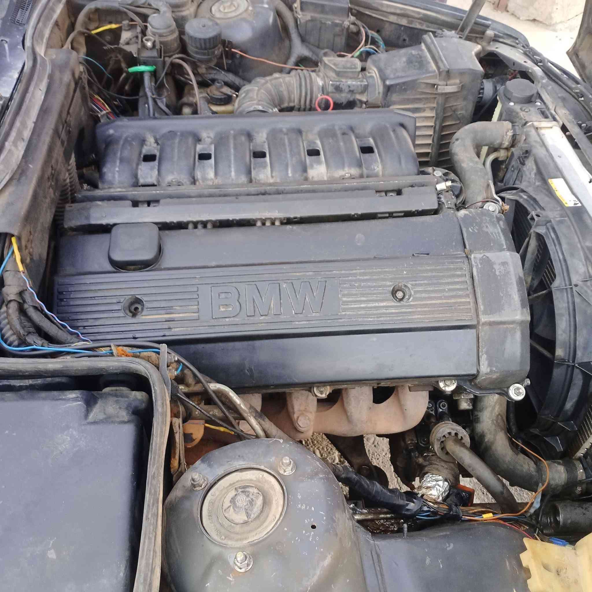 السلام عليكم 
BMW - 525
محرك مسكر (كبس)  
كير اوتماتيك 
صبغ عام بيها ( بيها كصه بالقمارة )

رقم كركوك دولي 
تحويل وكاله

اليسارة حلوه يرادلها شوي ترتيب 

مكانها : صلاح الدين - الزوية 

السعر : 43 وبيها مجال

هـ : ***********
