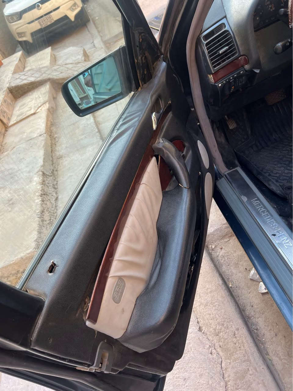سيارة شبح ١٩٩٨ 
باب قصير 
التبريد شغال 
الكشر بحالة جيدة بدون خياس
الدواخل نضافتها ٦٠٪؜
السيارة محرك كير ممتاز
سلايد روف شغال
مري كهرباء شغالة
باتري جديد قبل اسبوعين شديته
التيارات بحالة جيدة جداً
السبير جديد 
تعال وشوف بعينك 

السعر ٦٠ ورقة بيها مجال للشراي 
متواجد فيس بوك، واتس اب او تلفون (***********) بغداد, العراق
