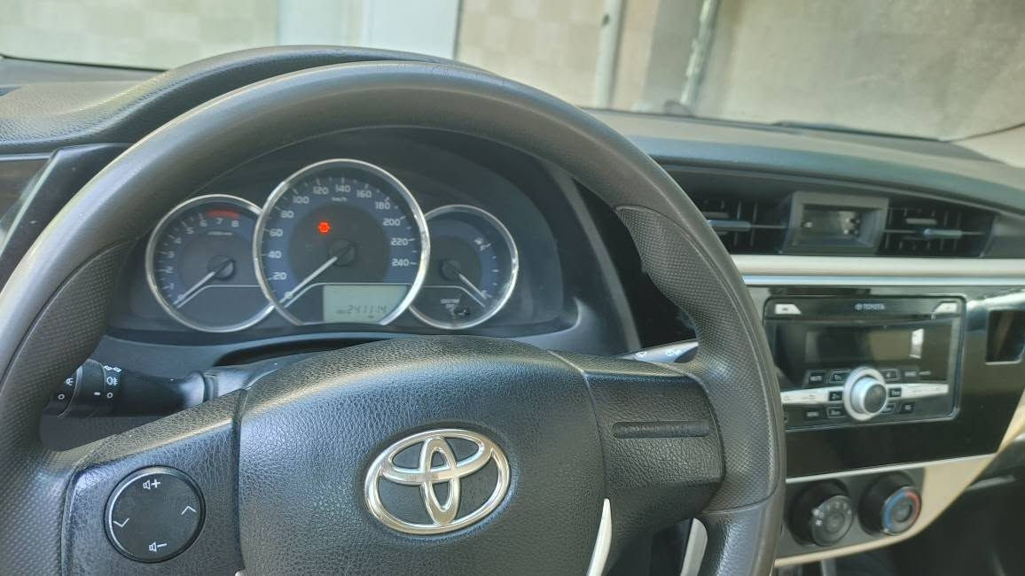 تیۆتا کرۆلا          toyata corolla        مۆدیل 2017   ..    دەرگای لی سەکن و پشتی سەکن  گۆراوە بە بیلادی   بە کوردی دوو پارچە و نیوی هەیە  بی مەحجون بی لیدران       پیشی یەک قنجی بچووکی هەیە    بی ئەوەی گیشت بیتە  بەدەنەی   مەستەرەی پشتەوەی لیدراوە ناو حەوزی نەگرتووە   سەیارە هی مەعرەز نیە  وا دوو ساڵە لەی خۆمانە     بی مەسرەفە   و توندو تۆڵە    گیرو مەکینە بەشەرت   تەبریت سارد و گەرم بەشەرت  سەنەوی نویە هەزە نویە   هەموو زانیاریەکانم نوسیوە  گەر موشتەری تەلەفۆن بکە لە خزمەتام   شوین هەولیر     ***********        ***********                 سعر   ،   118و کەمیک مەجال أربيل, العراق
