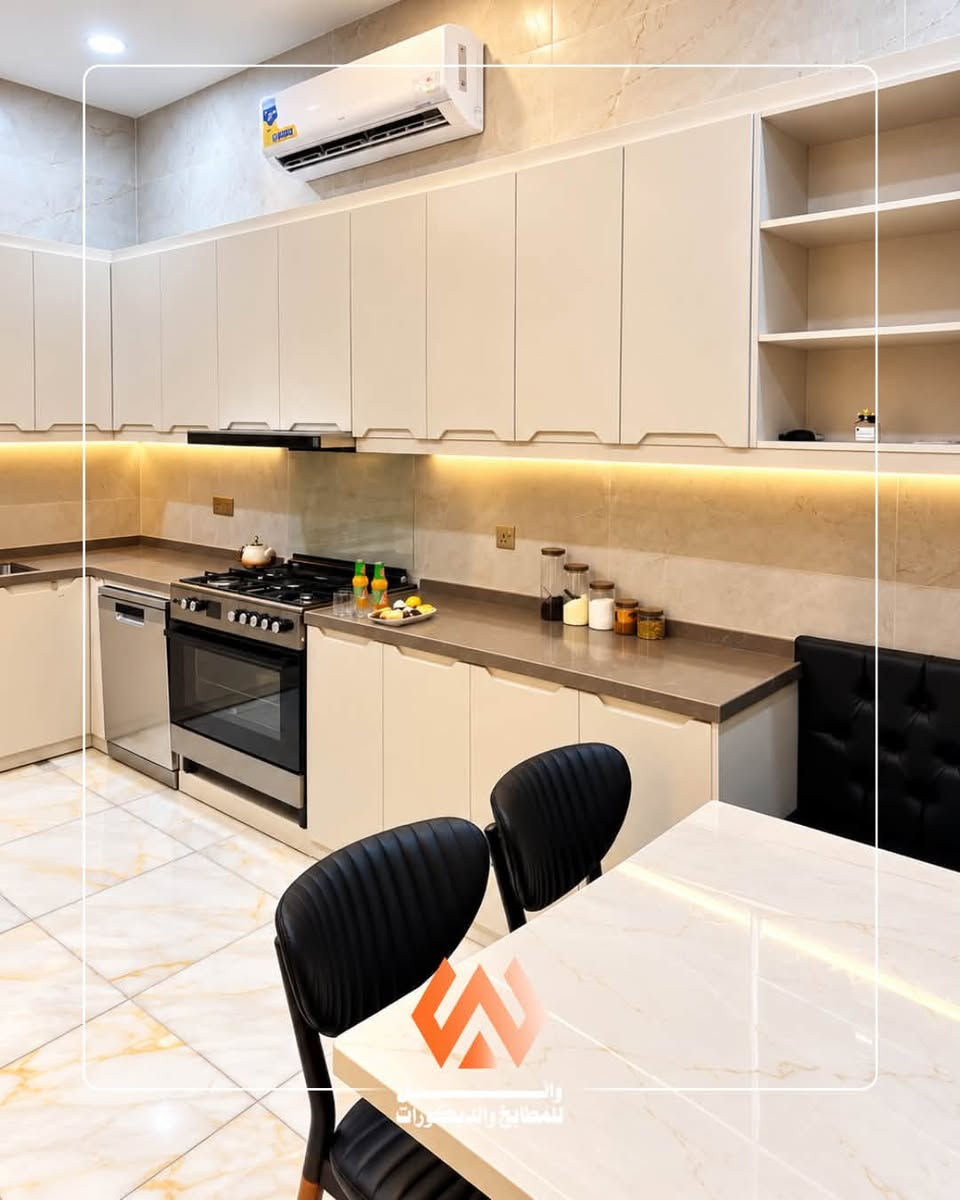 حين يلتقي جمال التصميم بدقة التنفيذ… يصبح المطبخ جزءًا من أناقة المنزل. ✨
مطبخ بتصميم عصري راقٍ، يجمع بين درجات الأوف وايت والبيج، مع تفاصيل خشبية وإضاءة دافئة ووحدات عرض أنيقة، إلى جانب توزيع عملي يحقق الاستفادة المثلى من المساحة.

وائل للمطابخ والديكورات
تصاميم مدروسة وتنفيذ يليق بتفاصيل منزلك.

📞 *********** | ***********
📍 الأنبار – الفلوجة، حي الجمهورية، قرب معمل إسفنج الفلوجة

#وائل_للمطابخ_والديكورات #مطابخ_الفلوجة #مطابخ_عصرية #تصميم_مطابخ #ديكورات_مطابخ #الفلوجة #مطابخ_العراق

نص مكتوب في الصور:
- للمطابخ والديكورات
- وائــــل للمطابخ والديكورات