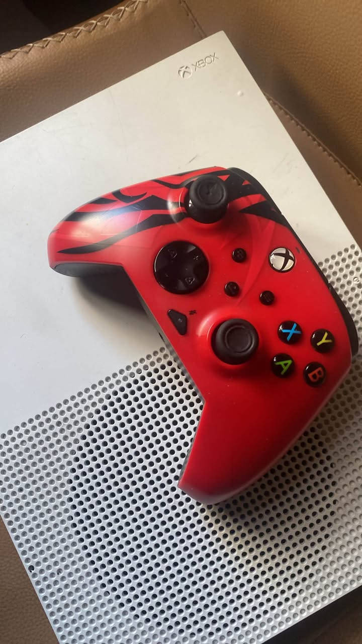 السلام عليكم جهاز xbox one s للبيع جهازي يشتغل كامل بس مجرد من تدخل للعبه يفصل سألت بالدواسه مصلح وكال بانكه ومعجون وهاي الورقه موجوده بالصور فا اني راح اشيل من سعره فلوس التصليح وابيعه ب135 الف وبي مجال اذا انت شراي  (سبب البيع مديون )
للتواصل واتساب *********** 
او عالماسنجر بالخاص
ادمن وافق ❤️
