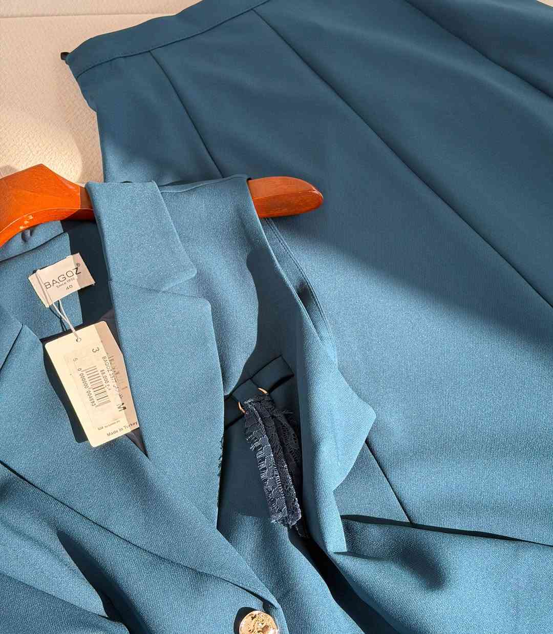 ⁨	تنسيقة أنيقة من أزياء غالية 🎀✨
بتفاصيل مرتبة تخليها اختيار حلو للدوام والطلعات والمناسبات.

اليلك بقصّة رسمية ناعمة ويا ياخة كلاسيكية ودكمة ذهبية تضيف لمسة فخمة، والتنورة طويلة بقصّة مرتبة وانسيابية، وأجمل تفصيلة بيها الدانتيل العريض بأسفل التنورة 🤍✨

الألوان المتوفرة حسب الصور: نيلي غامق 💙 – بترولي 🩵 – بيج/نود 🤎 – زيتي خردلي 💚 – رصاصي 🩶

موديل يجمع بين الكلاسيك والترند، وكل لون بيه يطلع التنسيقة بروح مختلفة 😍
متوفر هسه لدى أزياء غالية وبكميات محدودة… لا تتأخرين على لونج وقياسج قبل لا يخلص 🤍🔥⁩

🚚 توصيل جميع محافظات العراق بـ 5 آلاف عيني ❤️⁩

📍 نستقبلكم داخل أزياء غالية:
من 8 صباحاً إلى 9 مساءً ❤️

📩 الرد على الرسائل وتثبيت الطلبات:
من 10 صباحاً إلى 8 مساءً

🔥 انتظروا باقي الموديلات الجديدة… لأن اللي جاي أقوى! ✅
